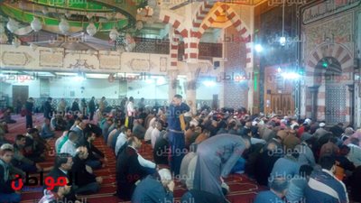 صور| توافد المصلين لأداء صلاة الجمعة بـ مسجد الأتوبيس بالبحيرة