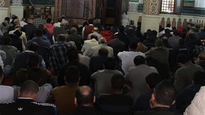 توافد أهالي حي العجمي على مسجد محمد موسى لأداء صلاة الجمعة