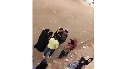 شاب يحتضن 3 فتيات داخل مدرسة بالشرقية.. والتعليم يتخذ اللازم