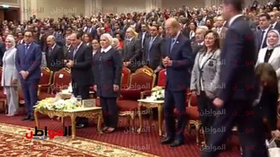 سبب وقوف الرئيس السيسي في احتفالية تكريم المرأة المصرية 2019 