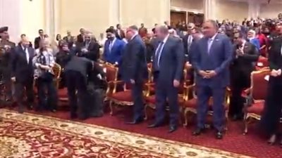 الرئيس السيسي يقبل يد أكبر معمرة في الشرقية