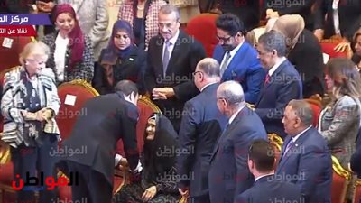 احتفالية تكريم المرأة المصرية 2019| «السيسي» ينحني لـ أكبر معمرة
