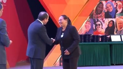 السيسي يكرم الأم المثالية الأولى في احتفالية تكريم المرأة المصرية 2019
