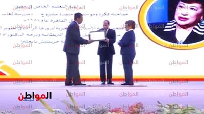 احتفالية المرأة المصرية 2019| حوار جانبي يجمع السيسي ونوال الدجوي