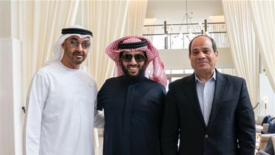 تركي آل الشيخ يحذف صورته مع السيسي وبن زايد بسبب مباراة القمة