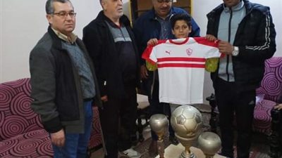 «تحت شعار لا للتعصب» توزيع تيشيرتات الأهلي والزمالك قبل القمة