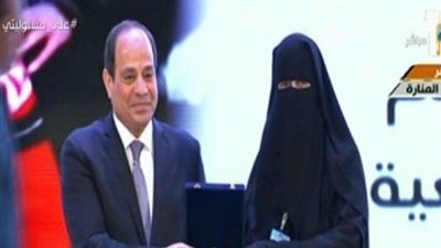 شاهد| محمد الباز يفتح النار بعد تكريم السيسي للأم المثالية المنتقبة