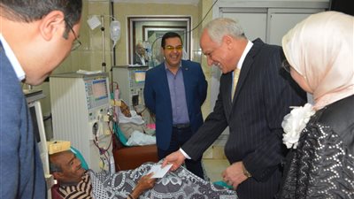 اللواء أحمد راشد محافظ الجيزة يقدم مساعدات مالية لـ 60 مريض في إمبابة