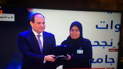 قصة كفاح عظيمة.. الأم المثالية بالبحر الأحمر تحصل على وسام الكمال