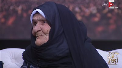 فيديو| بعد تكريم الرئيس.. الحاجة فهيمة: «قرش للسوق وقرش للصندوق»