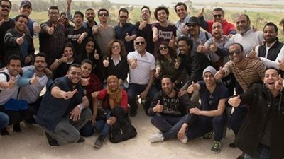صور| أشرف عبد الباقي وفرقة مسرحية «كلها غلط» في المنيا