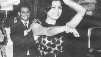 حكاية صورة| العندليب عبد الحليم حافظ يصفق لسعاد حسني في مشهد رومانسي   