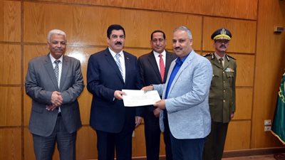 محافظ القليوبية يكرم مدير عام الشباب والرياضة