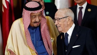 خادم الحرمين يغادر قاعة القمة العربية 30 بعد كلمة «غوتيريش»