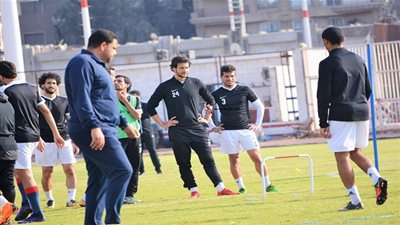 جلسة منتظرة بين رئيس الزمالك ولاعبي الفريق قبل مران اليوم