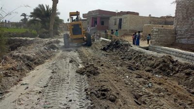 صور|بعد تعليمات محافظ الفيوم .. رفع مخلفات نقابة المعلمين بطامية