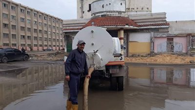 صور| تكثيف أعمال رفع آثار مياه الأمطار من شوارع بورسعيد