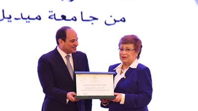 8 نقاط عن ماما نوال الدجوي التي كرمها الرئيس السيسي