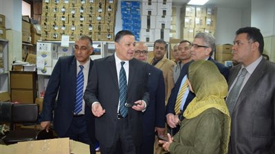 صور.. رئيس جامعة بنها يواصل جولاته في المستشفى الجامعي