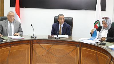 محافظ سوهاج: القيادة السياسية جادة وحاسمة في ملف الاستثمار