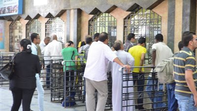 ازدحام على شباك تذاكر محطات سكك حديد سوهاج 