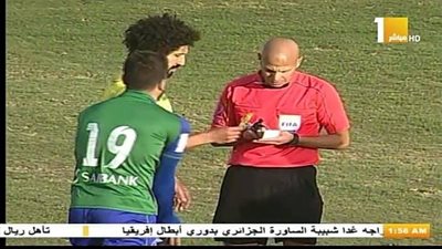 قصة صورة| فادى نجاح يشهر الإنذار للاعب المقاصة