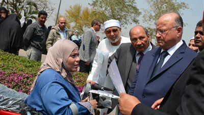 محافظ القاهرة يسلم 35 دراجة بخارية لذوي الاحتياجات الخاصة