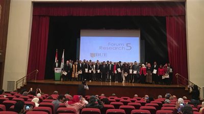 الجامعة البريطانية تكرم رواد التميز العلمي بـ«المنتدى الخامس للبحوث»