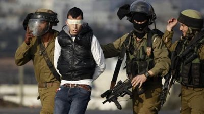الاحتلال يلاحق الصيادين الفلسطينيين واعتقال 16 آخرين