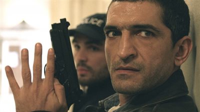 فيديو| بعد تعبها وشقاها.. عمرو واكد يستقوى على أمه بـ «ولاد العم»