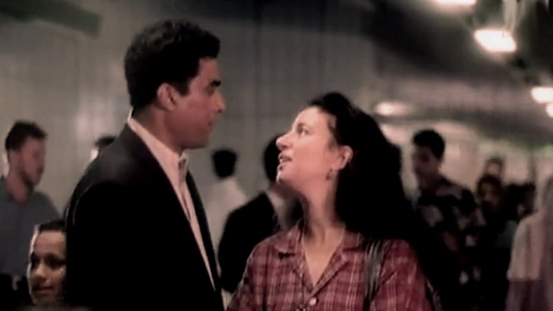 امرأة في مشهد 