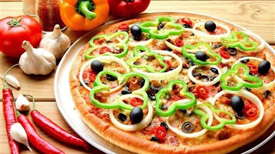 طريقة عمل البيتزا بخطوات سهلة.. اعمليها لأطفالك في المنزل 