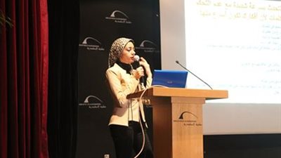 فيديو| أستاذ صوتيات جنائي: الأذن تعشق قبل العين 
