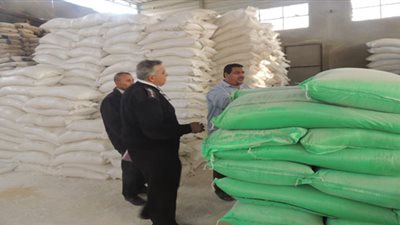 ضبط ألف طن أسمدة وأعلاف مجهولة المصدر بالبحيرة