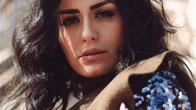  صور|اللون الأسود يكسب..منة فضالى تخطف الأنظار بـ فوتوسيشن جديد