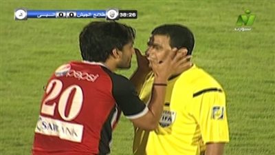 قصة صورة|عندما حولت«البطاقة الحمراء»مشاعر فتح الله من تصرف عدائي لأحضان فاروق