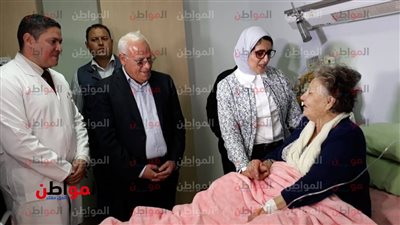 صور| وزيرة الصحة تزور المناضلة زينب الكفراوي ببورسعيد