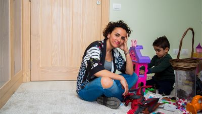 فيديو علا رشدي للأمهات:«عيالي عندهم قمل في شعرهم»