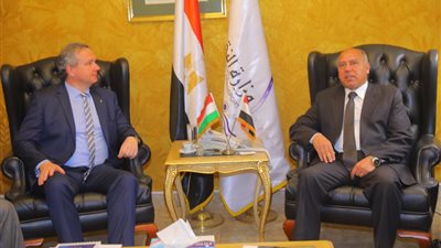 وزير النقل يبحث مستجدات صفقة تصنيع عربات السكة الحديد الجديدة