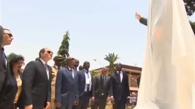 شاهد| الرئيس السيسي يزيح الستار عن تمثال جمال عبد الناصر في غينيا