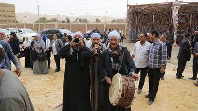 وزير الزراعة في سوهاج.. مزمار وطبل بلدي احتفالا بـ«أبو ستيت»