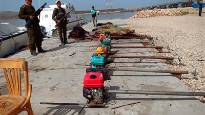 صور| شرطة المسطحات تشن حملة لإزالة التعديات على بحيرة البرلس