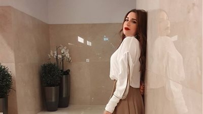 أزياء ربيع2019| الأبيض والبيج على طريقة أسما شريف منير