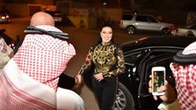 شاهد| أول رد من السعودية على تكريم سمية الخشاب بختم الرسول 