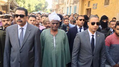 المحافظ ومدير الأمن يشهدان جنازة شهيد حادث الشيخ زويد في سوهاج