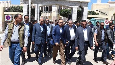 صور| رئيس الوزراء يتفقد مستشفى رشيد المركزي