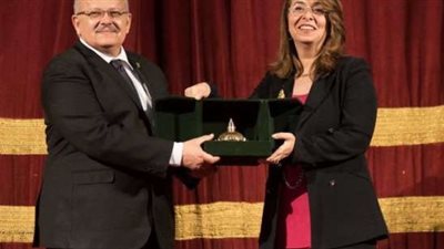 الخشت يكرم غادة والي تحت قبة جامعة القاهرة