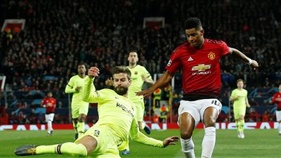 برشلونة يضرب اليونايتد في عقر داره ويضع قدمًا في نصف النهائي