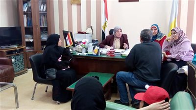 صور| رئيس حي الجمرك تجتمع بالأهالي لحل مشكلاتهم