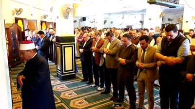 محافظ البحيرة يؤدي صلاة الجمعة بمسجد عمرو بن العاص بدمنهور